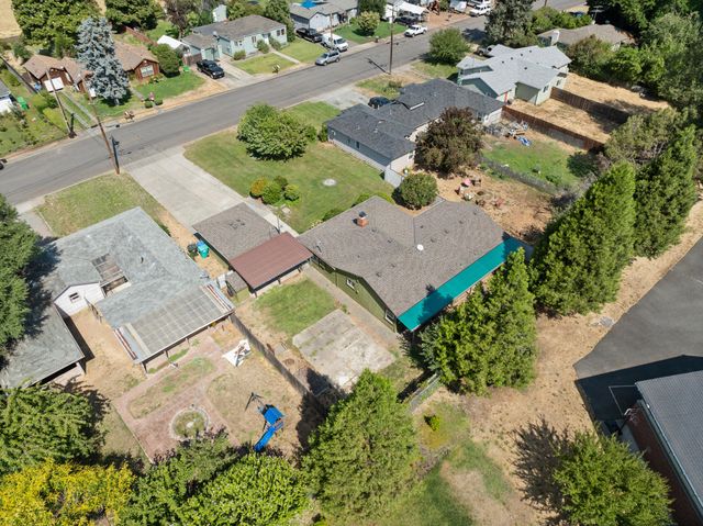 1611 Cloverlawn Drive, Grants Pass, OR 97527