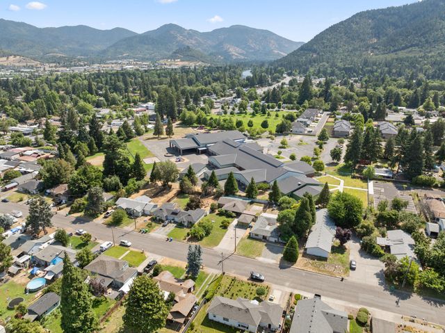 1611 Cloverlawn Drive, Grants Pass, OR 97527