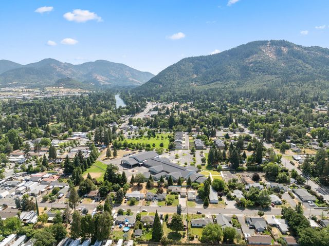 1611 Cloverlawn Drive, Grants Pass, OR 97527