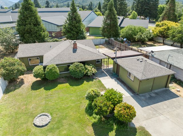 1611 Cloverlawn Drive, Grants Pass, OR 97527