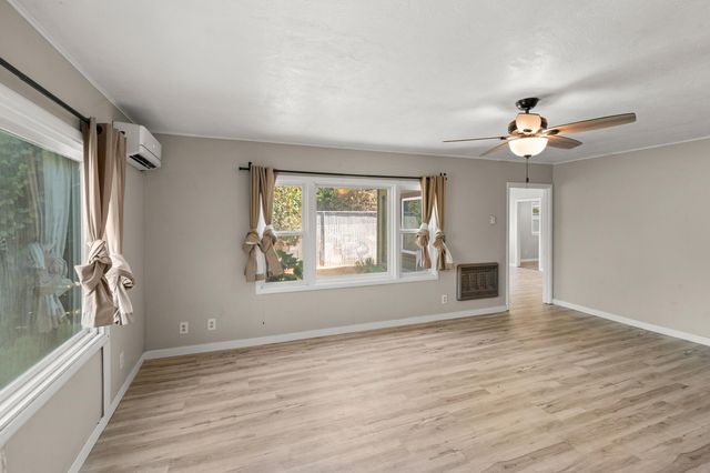 1611 Cloverlawn Drive, Grants Pass, OR 97527
