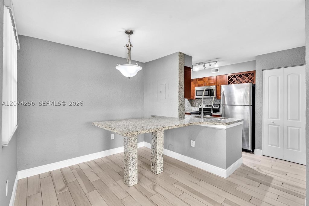 2803 N Oakland Forest Dr 206, Oakland Park, FL 33309
