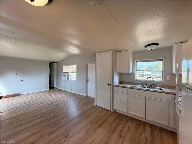 7897 Suncoast DR, North Fort Myers, FL 33917