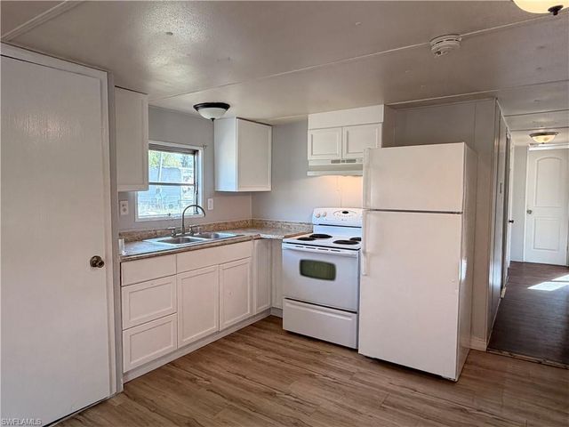 7897 Suncoast DR, North Fort Myers, FL 33917