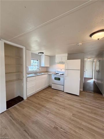 7897 Suncoast DR, North Fort Myers, FL 33917