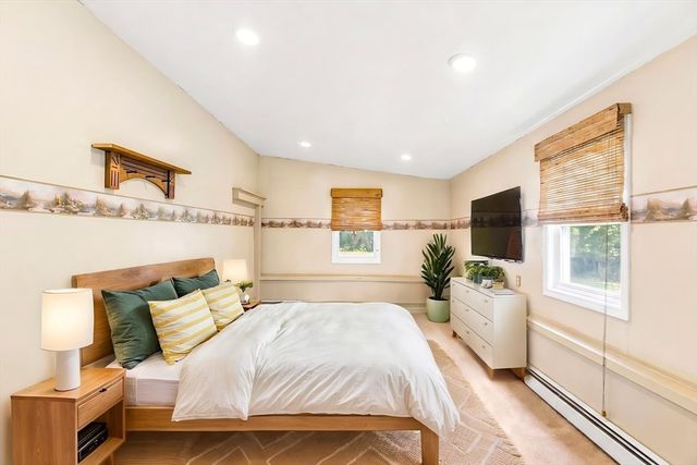 33 Quincy St, Holbrook, MA 02343