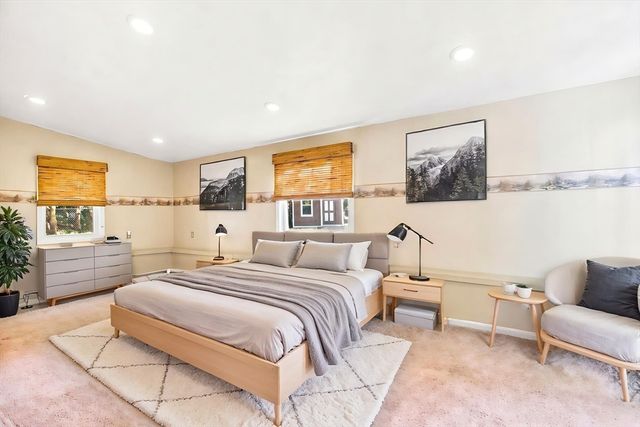 33 Quincy St, Holbrook, MA 02343