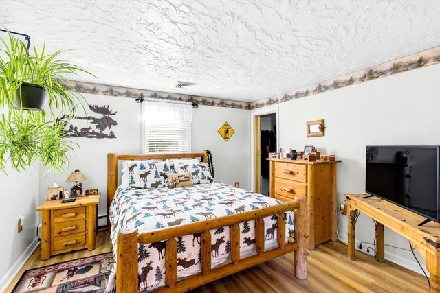 33 Quincy St, Holbrook, MA 02343