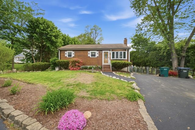 33 Quincy St, Holbrook, MA 02343