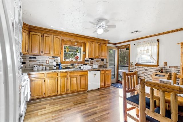 33 Quincy St, Holbrook, MA 02343