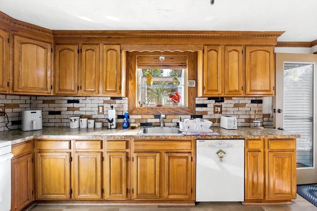 33 Quincy St, Holbrook, MA 02343