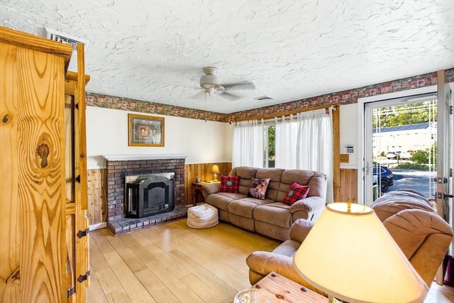 33 Quincy St, Holbrook, MA 02343