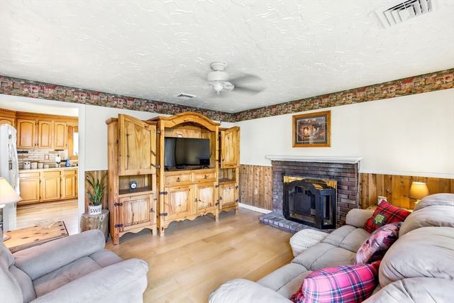 33 Quincy St, Holbrook, MA 02343