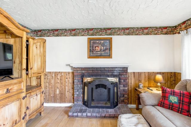 33 Quincy St, Holbrook, MA 02343