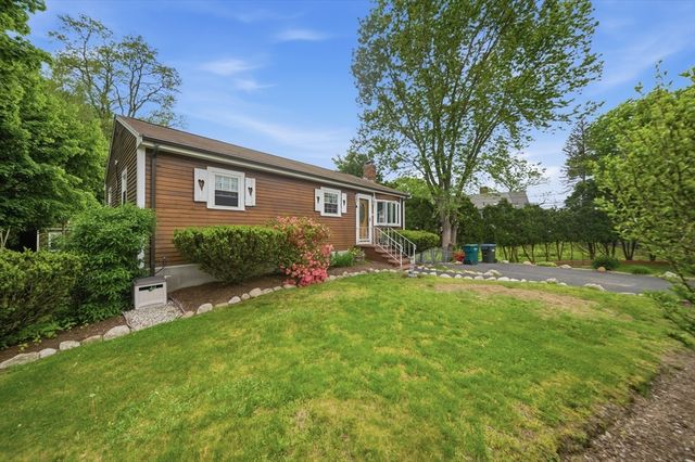 33 Quincy St, Holbrook, MA 02343