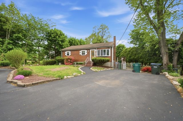 33 Quincy St, Holbrook, MA 02343