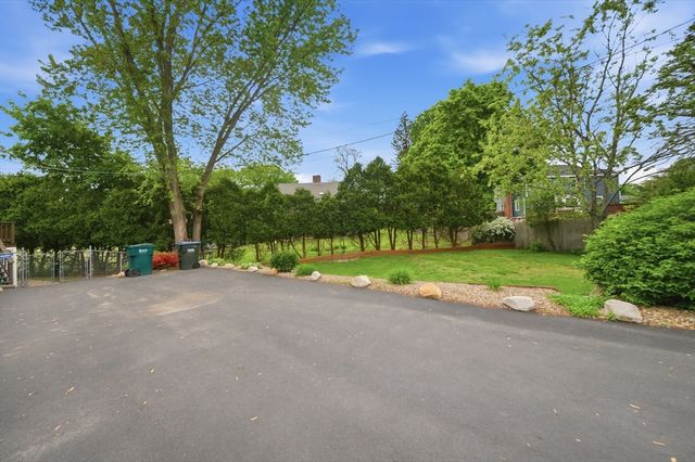 33 Quincy St, Holbrook, MA 02343