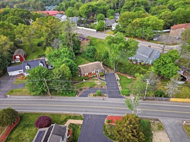 33 Quincy St, Holbrook, MA 02343