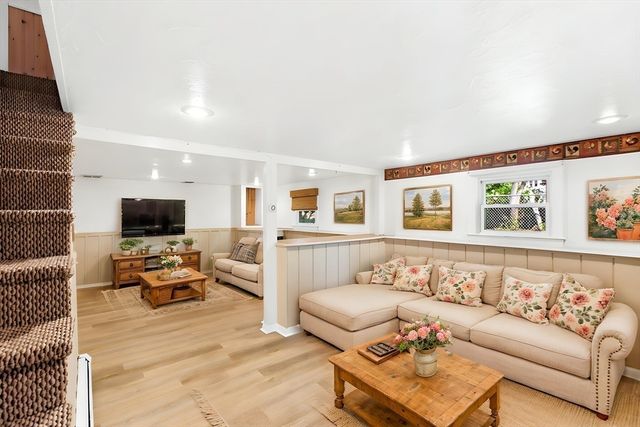 33 Quincy St, Holbrook, MA 02343