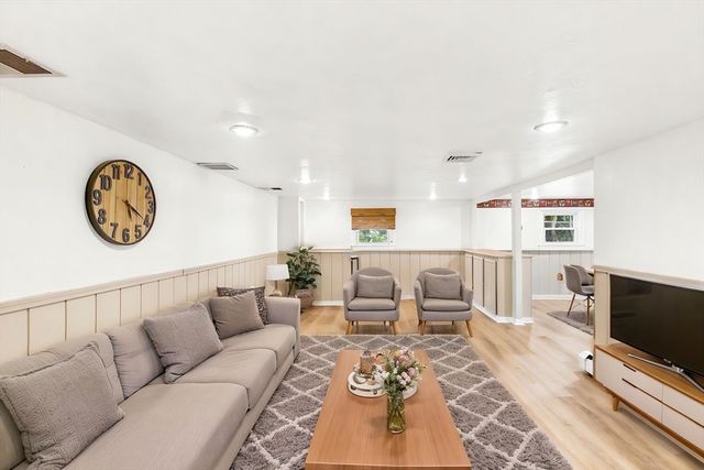 33 Quincy St, Holbrook, MA 02343