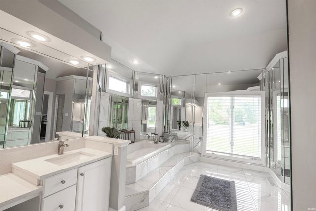 7233 Stonebridge Road, Newburgh, IN 47630