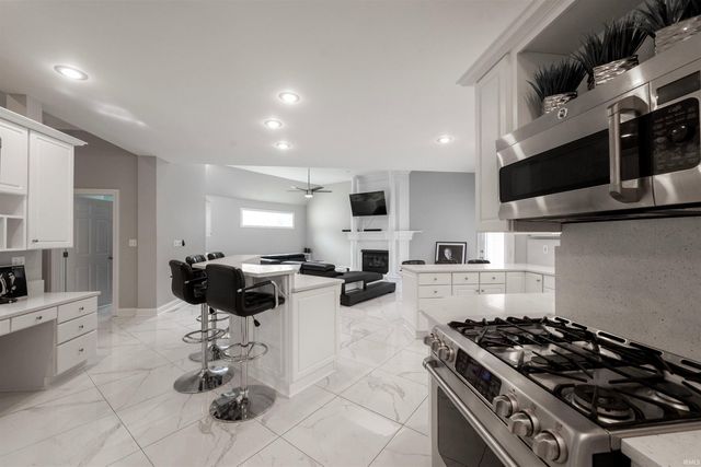 7233 Stonebridge Road, Newburgh, IN 47630