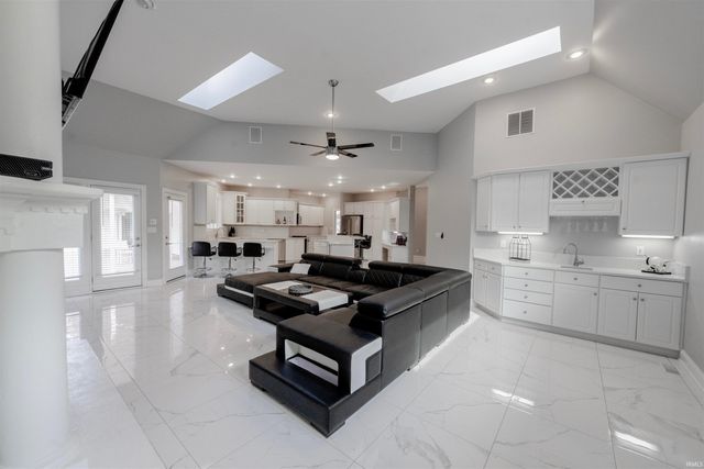 7233 Stonebridge Road, Newburgh, IN 47630