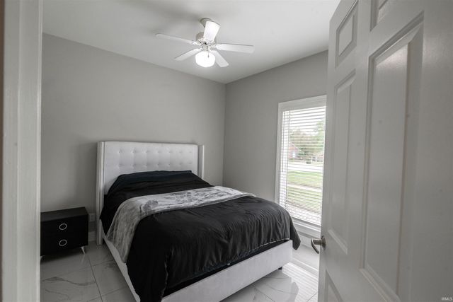 7233 Stonebridge Road, Newburgh, IN 47630