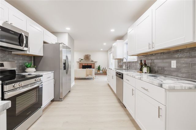 36 Round Hill Road, Henrietta, NY 14467