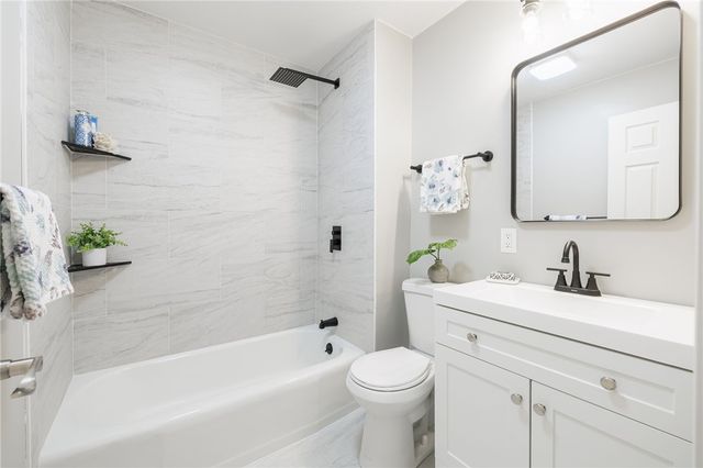 36 Round Hill Road, Henrietta, NY 14467