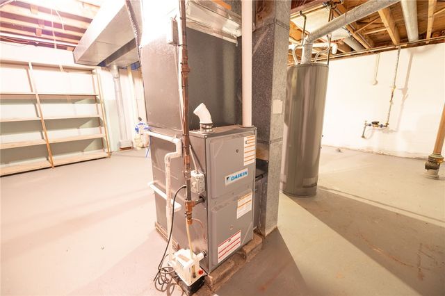 36 Round Hill Road, Henrietta, NY 14467