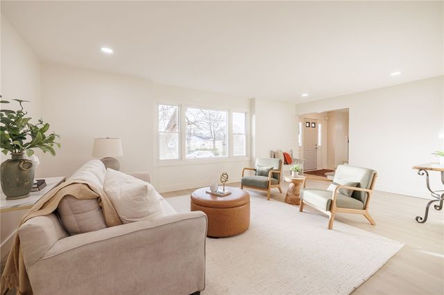 36 Round Hill Road, Henrietta, NY 14467