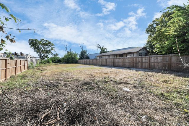 5717 Centralcrest St, Houston, TX 77092