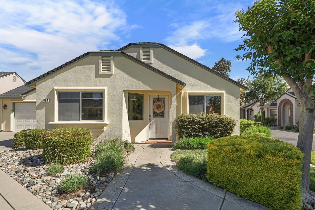 694 Village Dr, Galt, CA 95632