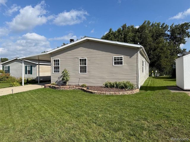 256 Fox Chase Boulevard, Grand Blanc, MI 48439