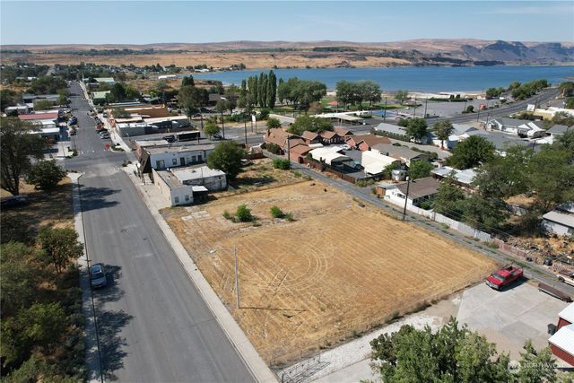 422 Main Avenue E, Soap Lake, WA 98851