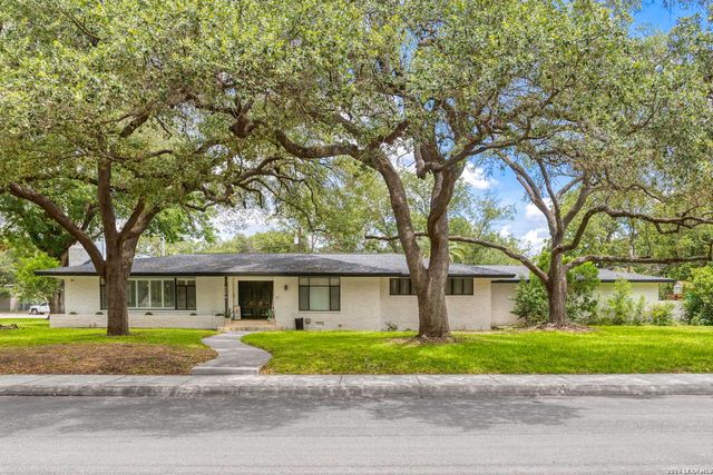 906 E CEDAR ST, Seguin, TX 78155