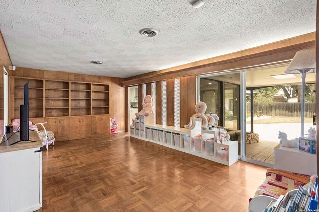 906 E CEDAR ST, Seguin, TX 78155