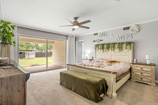 906 E CEDAR ST, Seguin, TX 78155