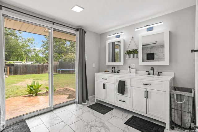 906 E CEDAR ST, Seguin, TX 78155
