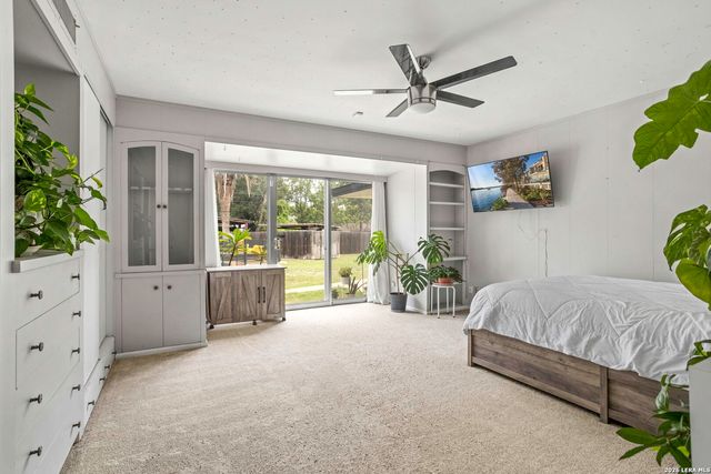 906 E CEDAR ST, Seguin, TX 78155