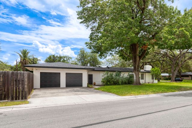 906 E CEDAR ST, Seguin, TX 78155