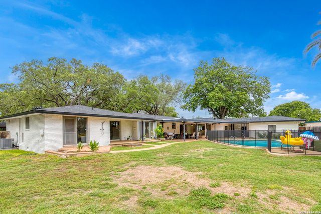 906 E CEDAR ST, Seguin, TX 78155
