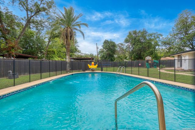 906 E CEDAR ST, Seguin, TX 78155
