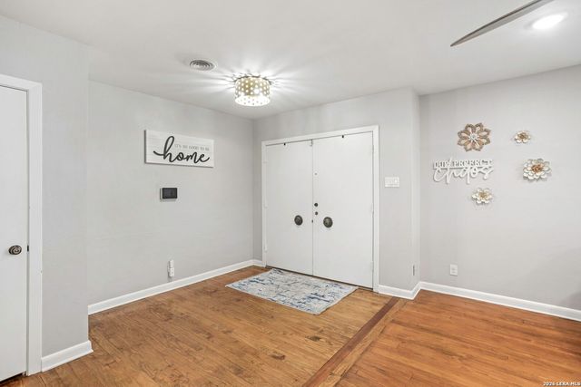906 E CEDAR ST, Seguin, TX 78155