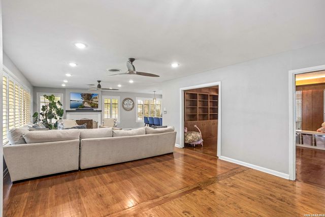 906 E CEDAR ST, Seguin, TX 78155