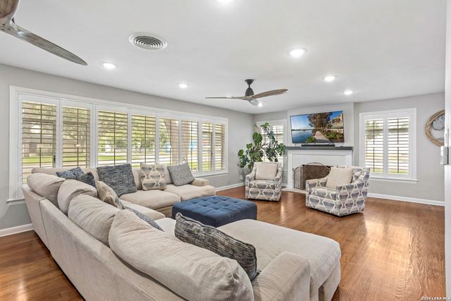906 E CEDAR ST, Seguin, TX 78155