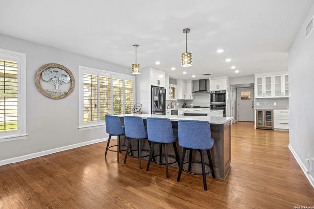 906 E CEDAR ST, Seguin, TX 78155