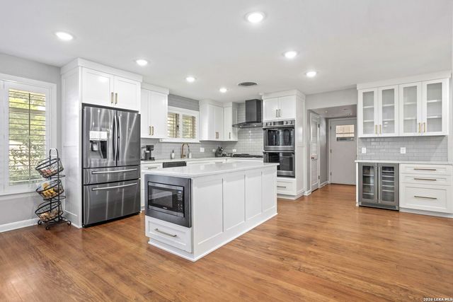 906 E CEDAR ST, Seguin, TX 78155
