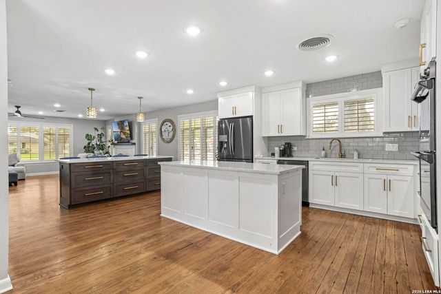 906 E CEDAR ST, Seguin, TX 78155